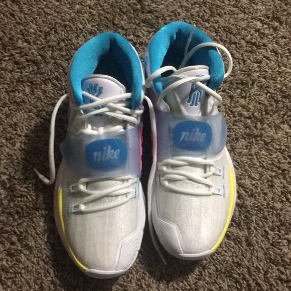Kyrie 6s - Picture 2 of 2